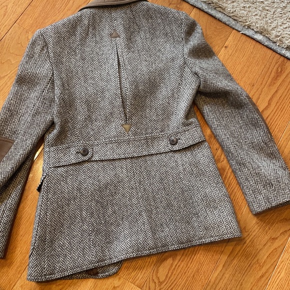 Gorgeous vintage blazer. Such beautiful details. - Picture 7 of 12